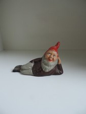 Gartenzwerg,liegend,50er Jahre,Ton/Keramik,farbig bemalt,Höhe 7cm,Breite 12,5 cm