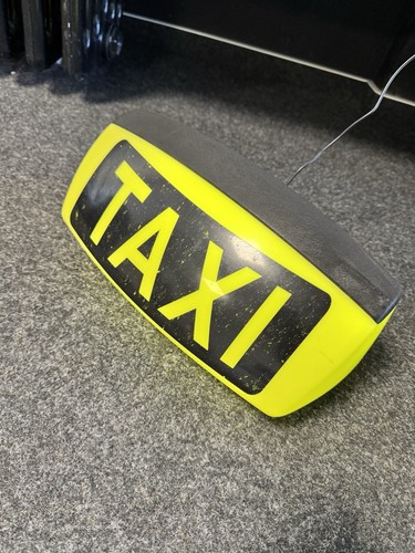 Gelbes taxi dachzeichen mit - taxi,