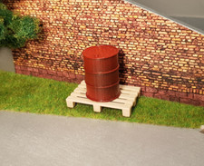 Ölfass auf Palette (1:32)