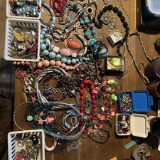 Großes Konvolut Schmuck Modeschmuck  Ketten Anhänger Ohrringe Armband Broschen