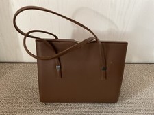 Ältere Handtasche aus Omas Zeiten mit kleinem Geldbeutel