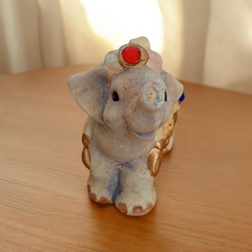 Niedliche elefantenfigur mit - niedliche,