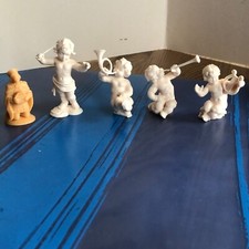 Sammelfiguren "Linde"  musizierende Engel und eine kniende Figur