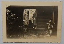 ALTES FOTO...FRAUEN...KLEID...SCHEMEL...BANK...ALTE MODE...FENSTERPUTZ...