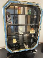 Wandvitrine mit Parfümminiaturen