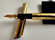 goldener Füllfederhalter mit integriertem Stempel von heri Promesa