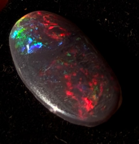 Black opal gem - lightning, ridge