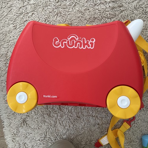 Roter trunki aufsitzkoffer mit - trunki,