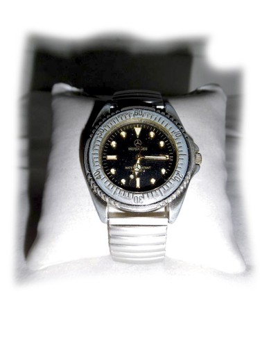 Große armbanduhr von - große, mercedes