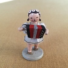 KWO Kurzrock-Engel mit Akkordeon/Ziehharmonika/Schifferklavier; Margariten-Kranz