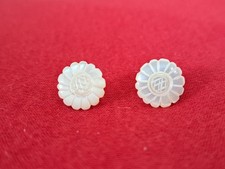 Zauberhafte Ohrringe Ohrstecker in perlmuttweiß Blume Kunststoff klein rund 