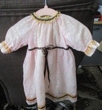 Altes rosa Spitzenkleidchen