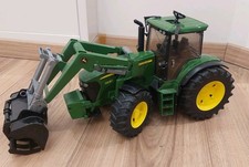 Bruder Traktor John Deere mit Frontlader 