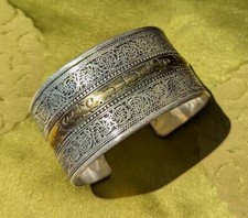 Wunderschöner breiter Armreif aus Nepal mit tibet. Mantra Silber+Messing