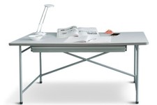 Kinderschreibtisch KINTO Premium, höhenverstellbar, Eiermanngestell + Linoleum