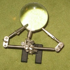 # Werkzeug "Dritte Hand" mit Lupe, Bastelhilfe Krokoklemmen Greifer (C)