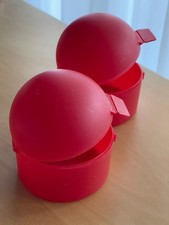 2 leere, rote Plastikdosen / Behälter / Aufbewahrung / Apfel / Gebäck