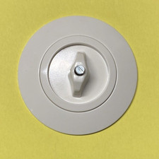 Abdeckplatte mit Knebel für