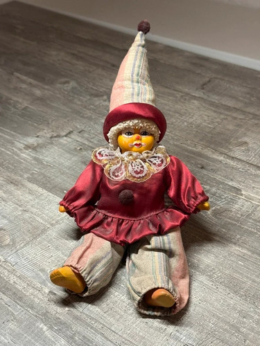 Festlicher clown sitzend zum - festlicher,