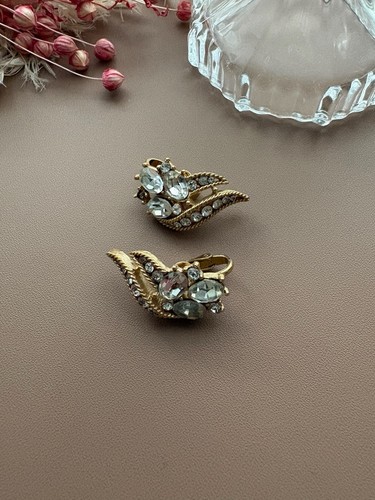 Vintage trifari gold tone - vintage,