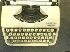 OLYMPIA SPLENDID 33, chamois, mit Koffer, Reiseschreibmaschine