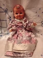 wunderschöne alte Puppe