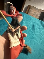 Hexenpuppe auf Besen mit Kleider Aufhänger vermutlich Handarbeit. Aichhalden