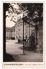 POMMERSFELDEN 1956: Schloss durch die Toreinfahrt gesehen, SW - KARTE, gelaufen