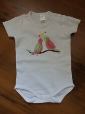 Süßer weißer Babybody m. Papagei, Kurzarm, Gr. 68, Topomini, Super Zustand