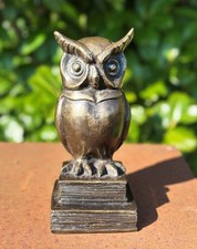 Bronzefigur Eule auf Büchern
