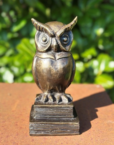 Bronzefigur eule auf büchern - bronzefigur,