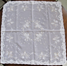 weiße Tischdecke Mitteldecke 80 x 80 cm, bestickt mit Weihnachtsmuster