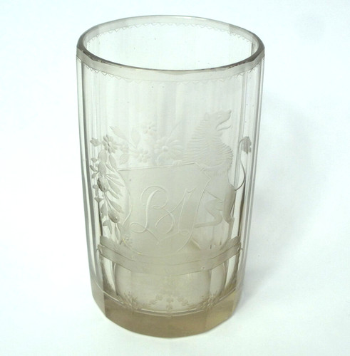 Glas mit feiner - , gravur