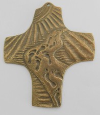 Bronze Kreuz Relief Fußspuren