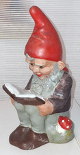 alter Gartenzwerg mit Buch und