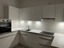 Neuwertige Küche inklusive hochwertigen E-Geräten