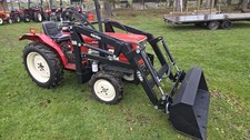Kleintraktor mit Frontlader mit Schwimmstellung 