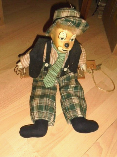 Schöner großer clown auf - schöner,