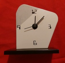 Moderne kleine Tischuhr