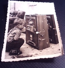 Altes Foto Kind  vor Spielautomat, einarmiger Bandit 1958 (1)