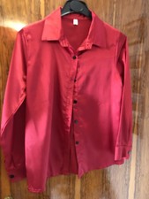 Schöne rote Satinbluse in