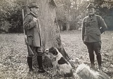 Zwei Jäger Männer mit Gewehr