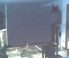Parabol Leinwand aus Kunststoff mit fahrbarem Gestell 4:3 Diagonale 2,10m
