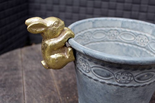 Dekofigur hase kletternd gold - dekofigur,