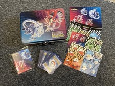 Pokémon Sammelkoffer+ 120 Karten + Kleiner Sammelordner + Sticker|letzter Koffer