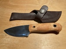 Helle MANDRA  Jagdmesser mit Full Tang Klinge, Maserbirke-Griff, Lederscheide