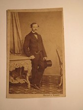 Wien - stehender Mann im Anzug