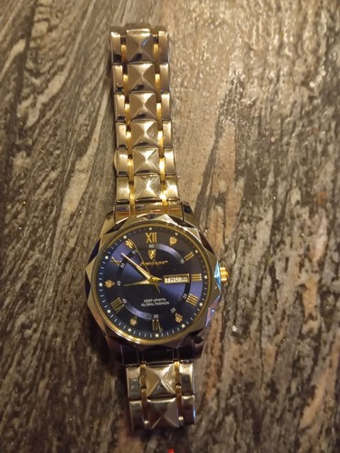 Armbanduhr mit blauen