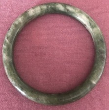 Jade Armreif mit einer sehr schönen Optik - Innendurchmesser von ca. 6,5 cm