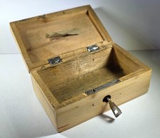 Alte Spardose, Sparbüchse, Holz-Schatztruhe, mit Schlüssel